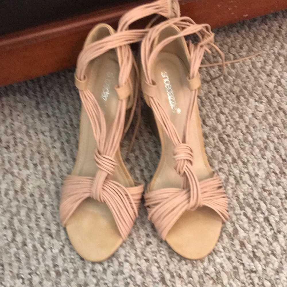 Nude wedge shoe